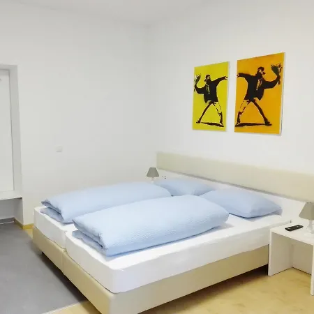 ゲストハウス Manzoni Premium 3*